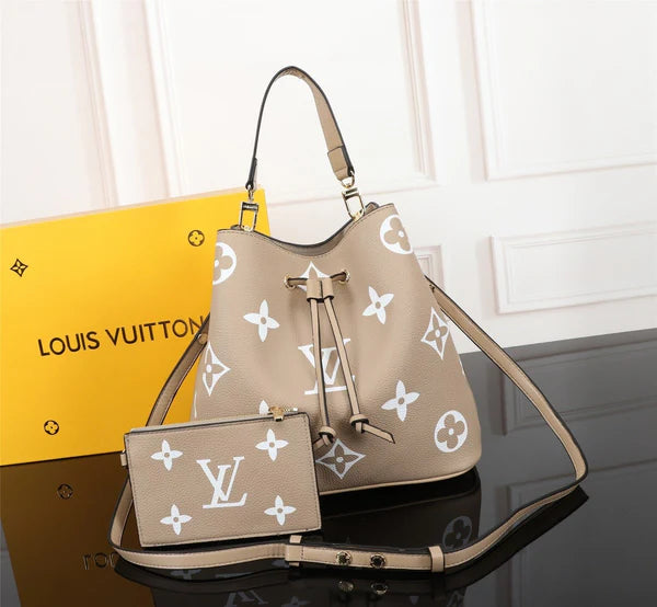 Elegant Black Shoulder Bag with Gold Chain
